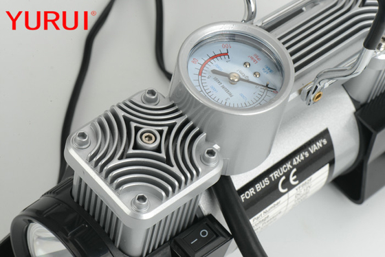 Outils dans le compresseur de l'air 12v à fort débit de boîte monté sur véhicule avec la lumière