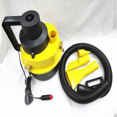 Aspirateur avec l'aspirateur automatique jaune tenu dans la main d'aspirateur de tuyau flexible
