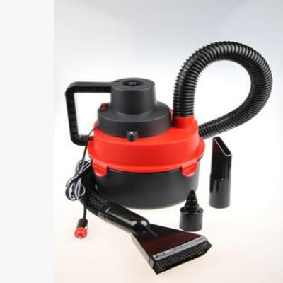 Aspirateur humide ou sec de voiture avec l'aspirateur automatique rouge tenu dans la main d'aspirateur d'allumeur de cigarette