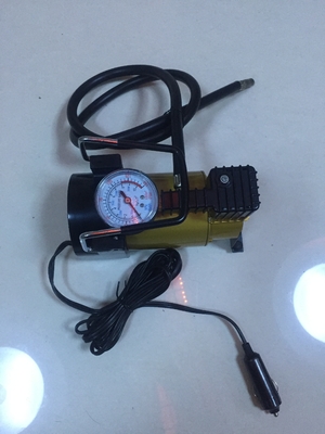 Un bon prix. Pompe de pression argentée et jaune de pneu de voiture, puissance résistante compresseur d'air de 12 volts en ligne