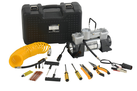 Un bon prix. Outils dans le compresseur de l'air 12v à fort débit de boîte monté sur véhicule avec la lumière en ligne