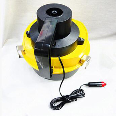 Un bon prix. Aspirateur avec l'aspirateur automatique jaune tenu dans la main d'aspirateur de tuyau flexible en ligne